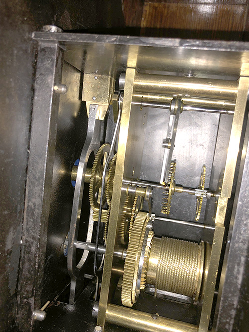 Clock mechanism from the right Clock mechanism from the right